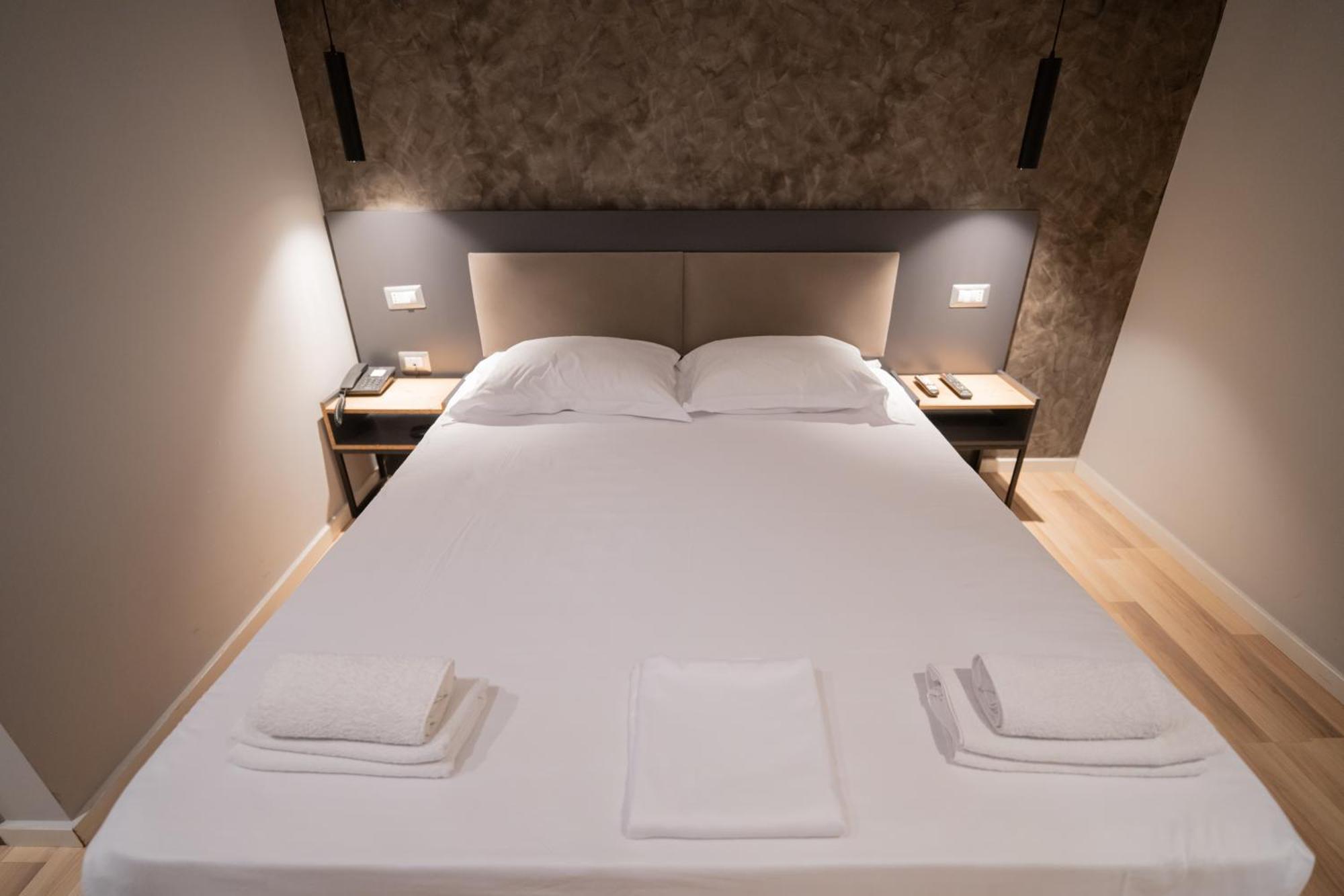 Center Boutique Hotel 티라나 외부 사진