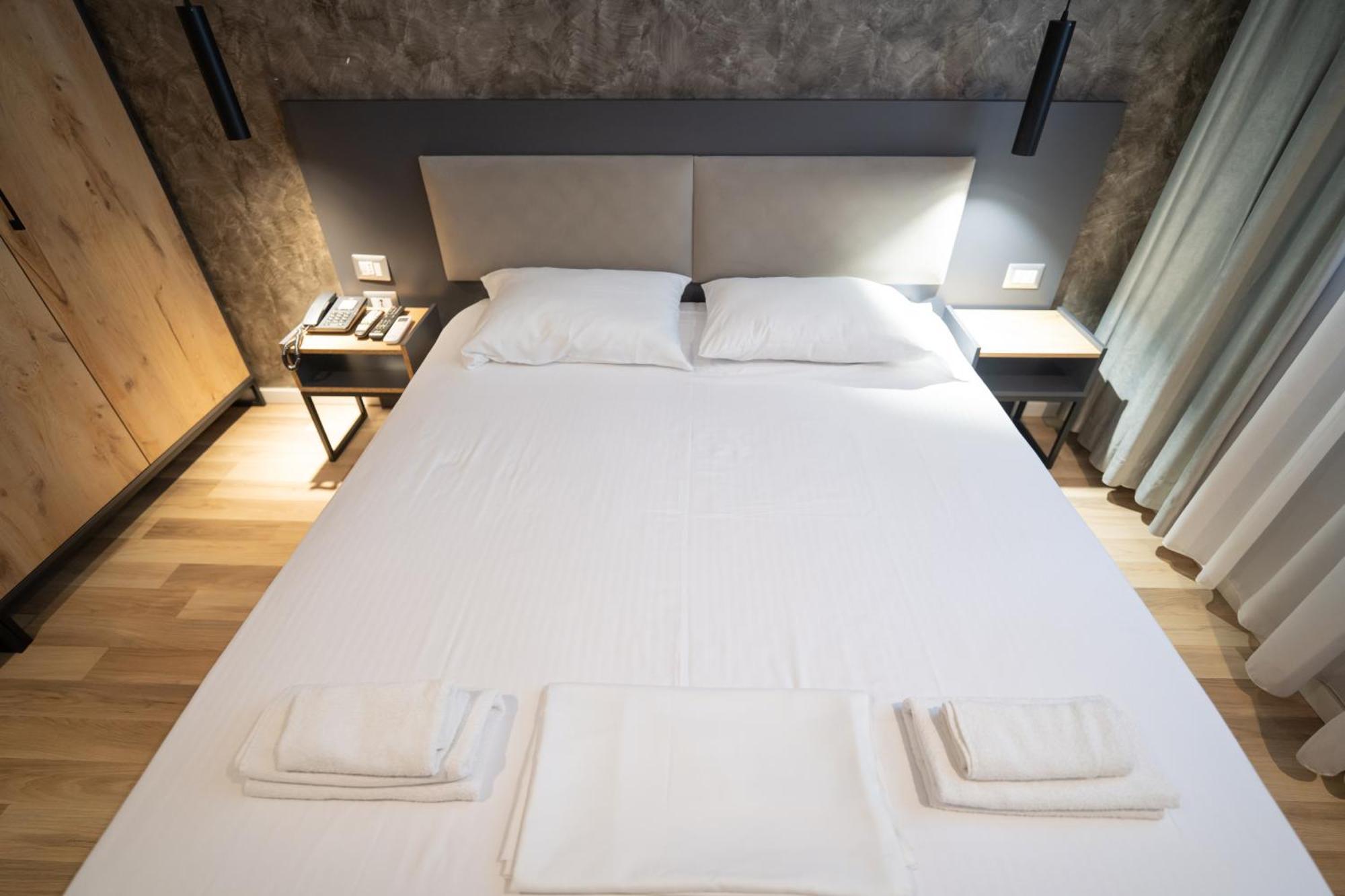 Center Boutique Hotel 티라나 외부 사진