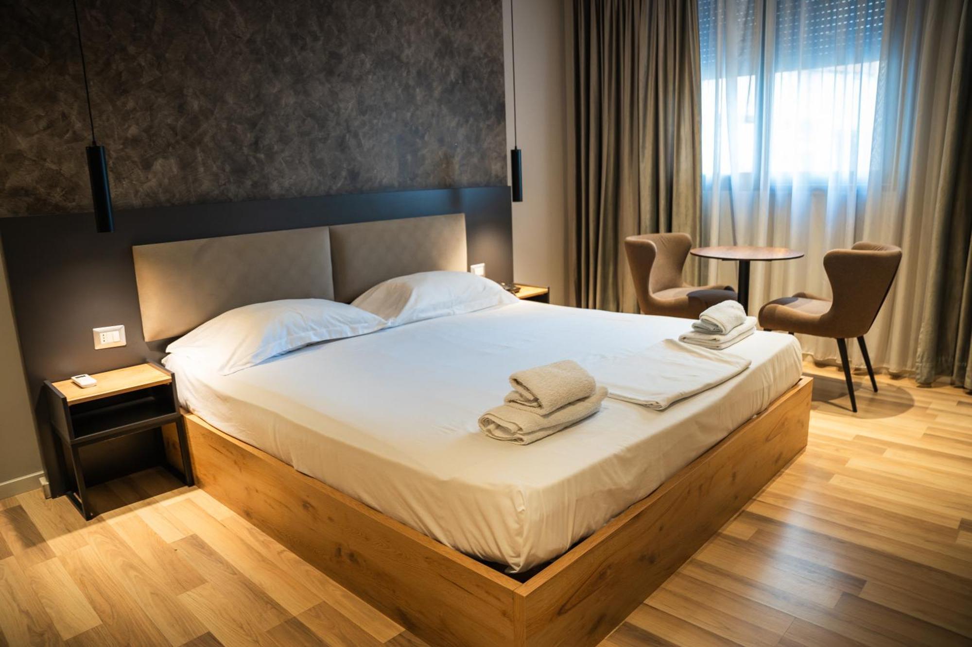 Center Boutique Hotel 티라나 외부 사진
