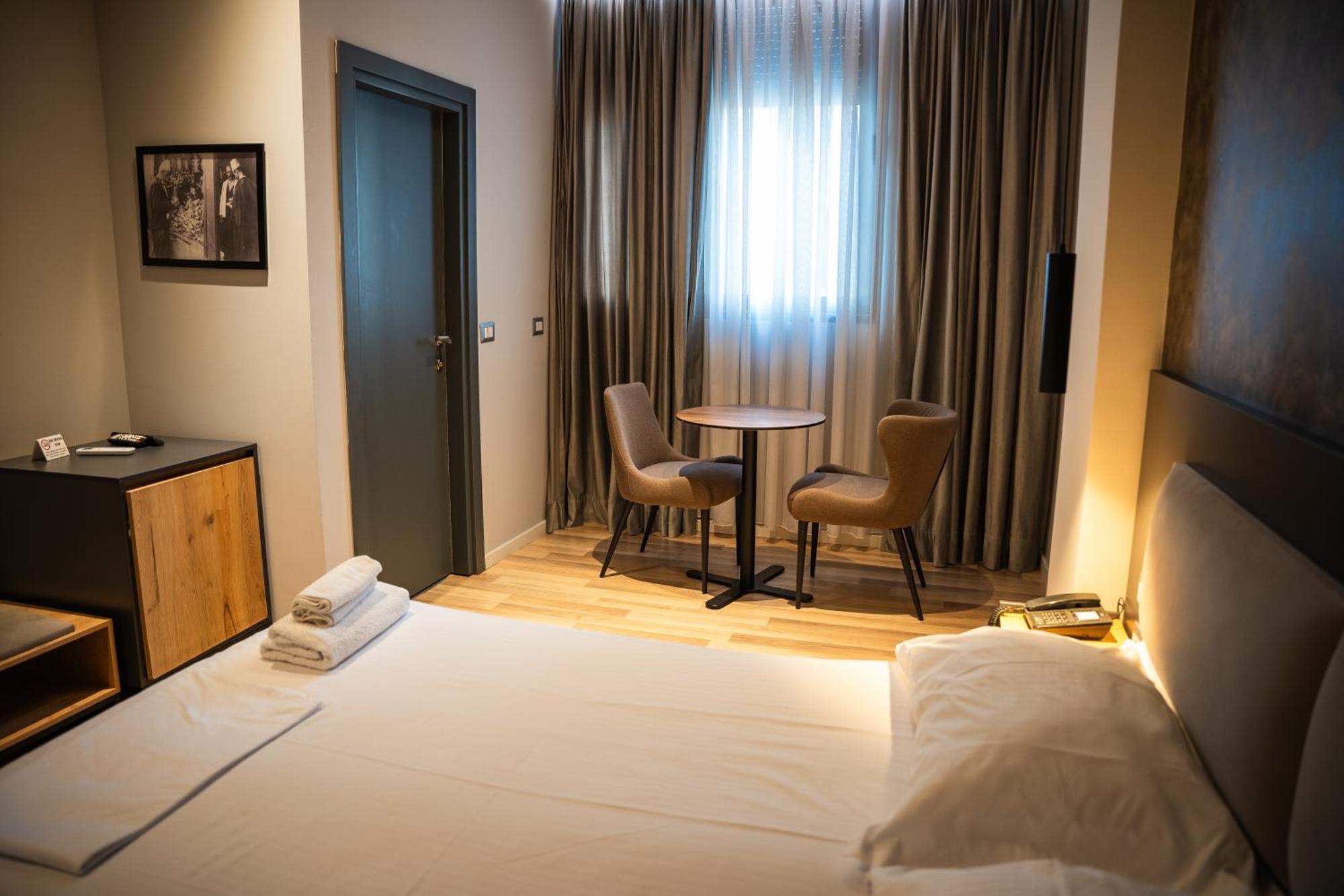 Center Boutique Hotel 티라나 외부 사진