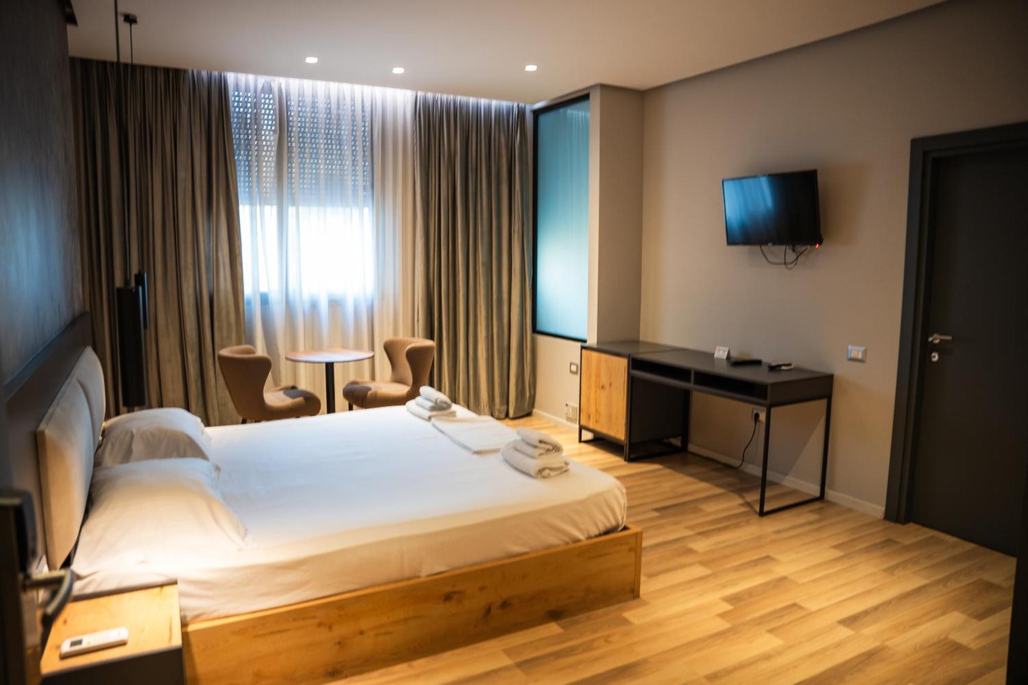 Center Boutique Hotel 티라나 외부 사진