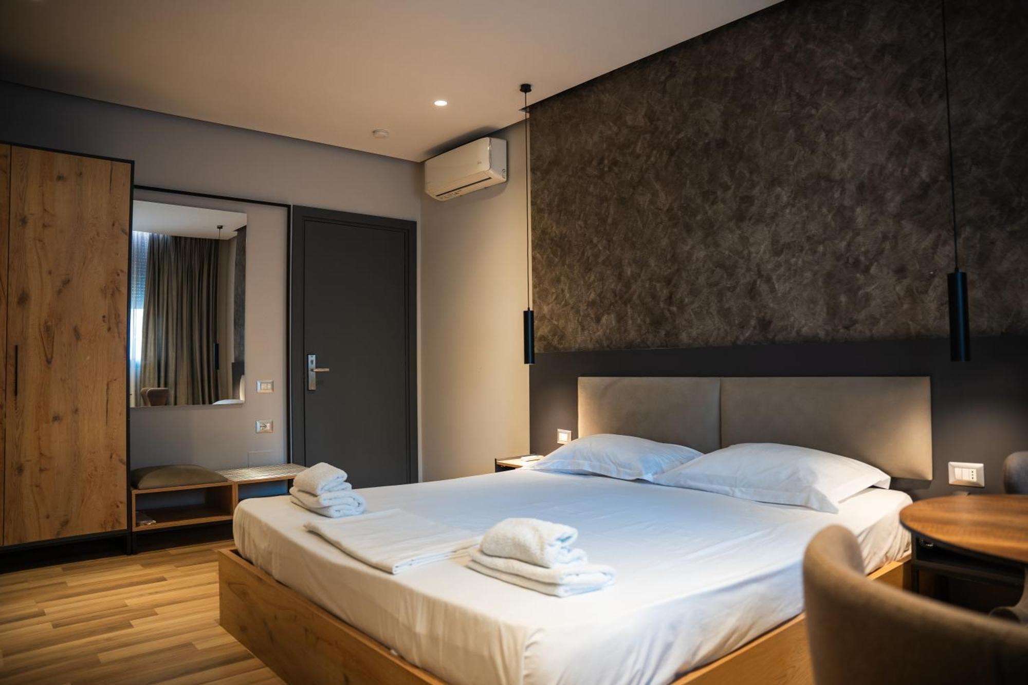 Center Boutique Hotel 티라나 외부 사진