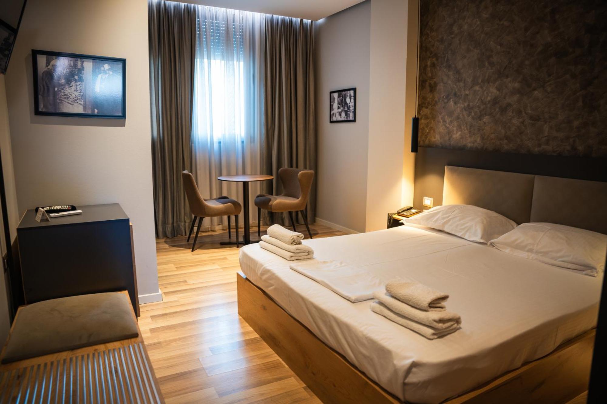 Center Boutique Hotel 티라나 외부 사진