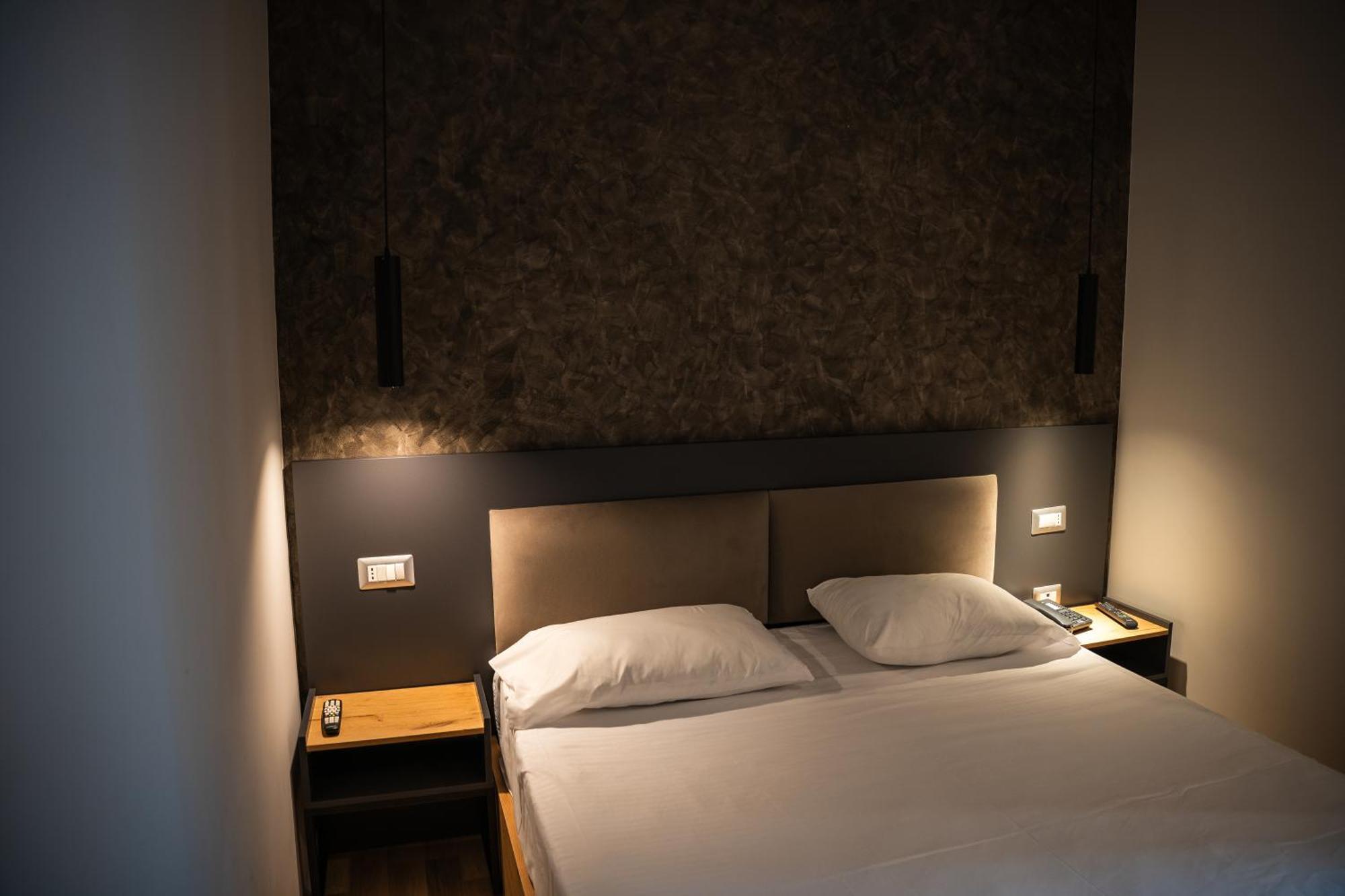 Center Boutique Hotel 티라나 외부 사진