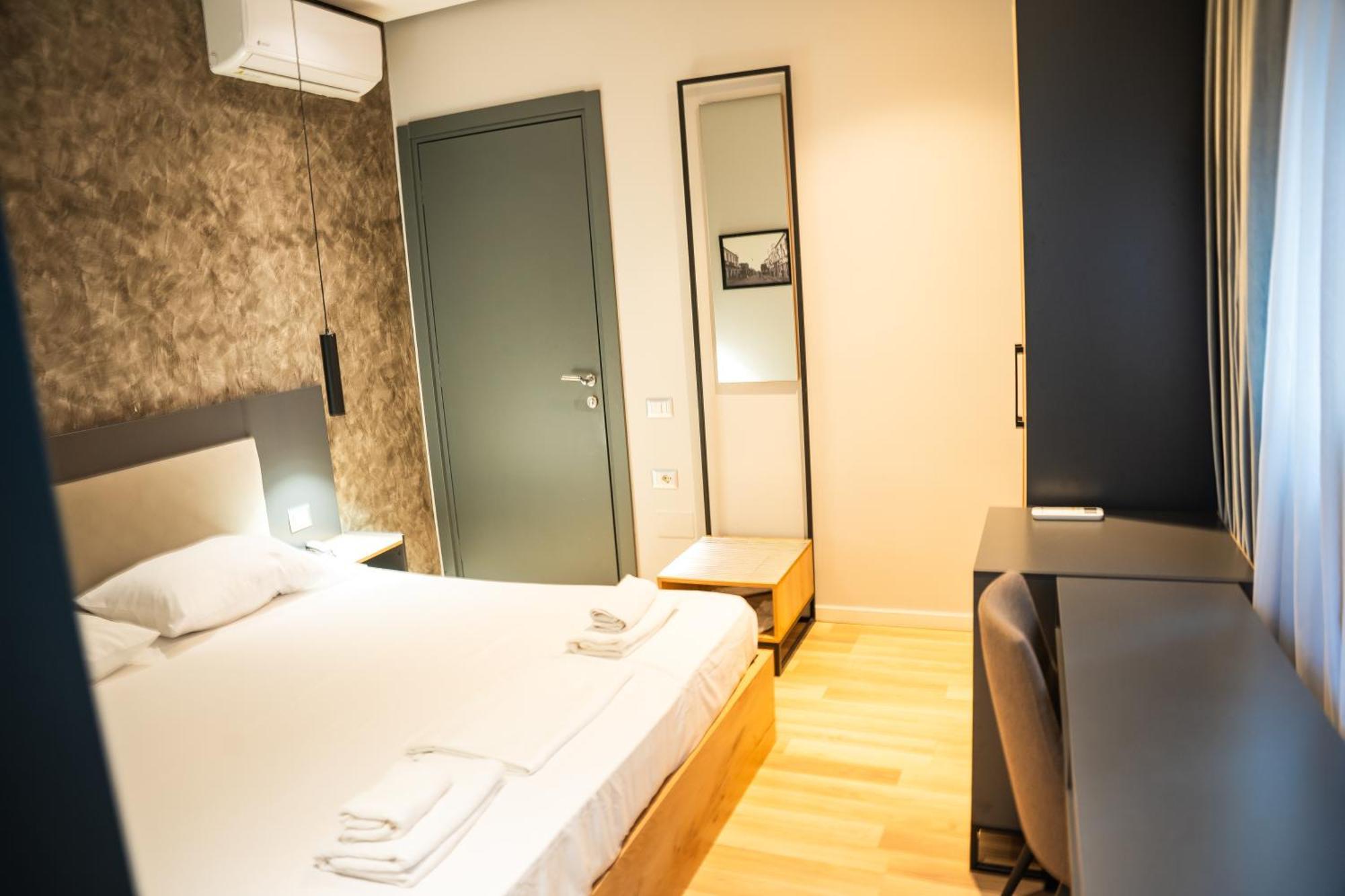 Center Boutique Hotel 티라나 외부 사진