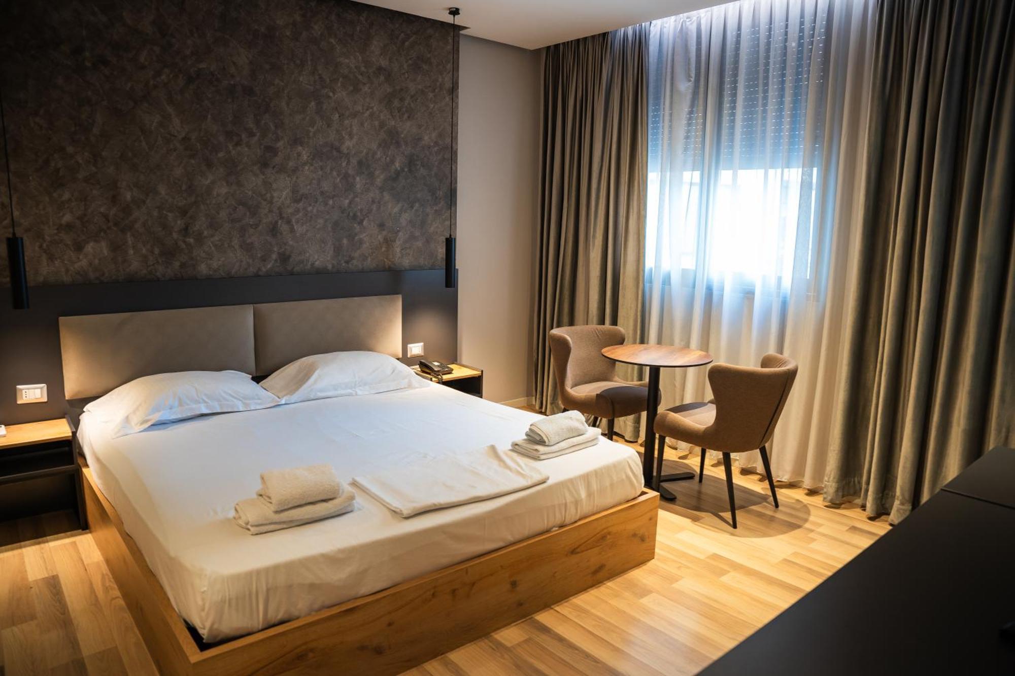 Center Boutique Hotel 티라나 외부 사진