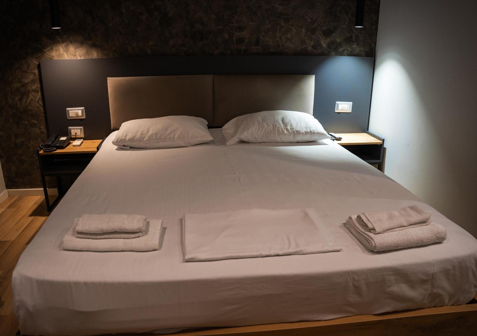 Center Boutique Hotel 티라나 외부 사진