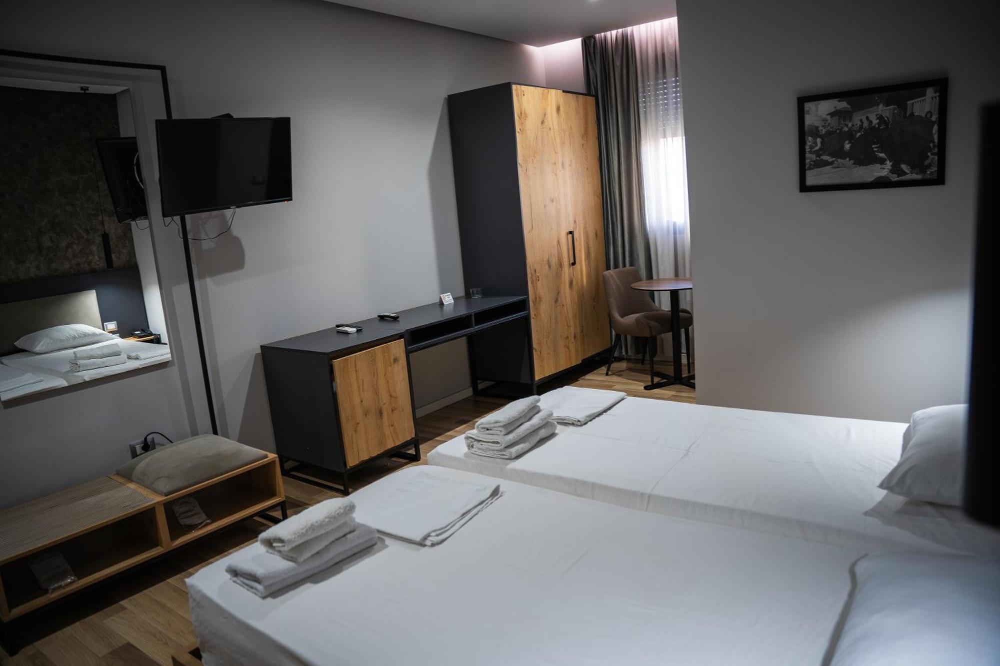 Center Boutique Hotel 티라나 외부 사진