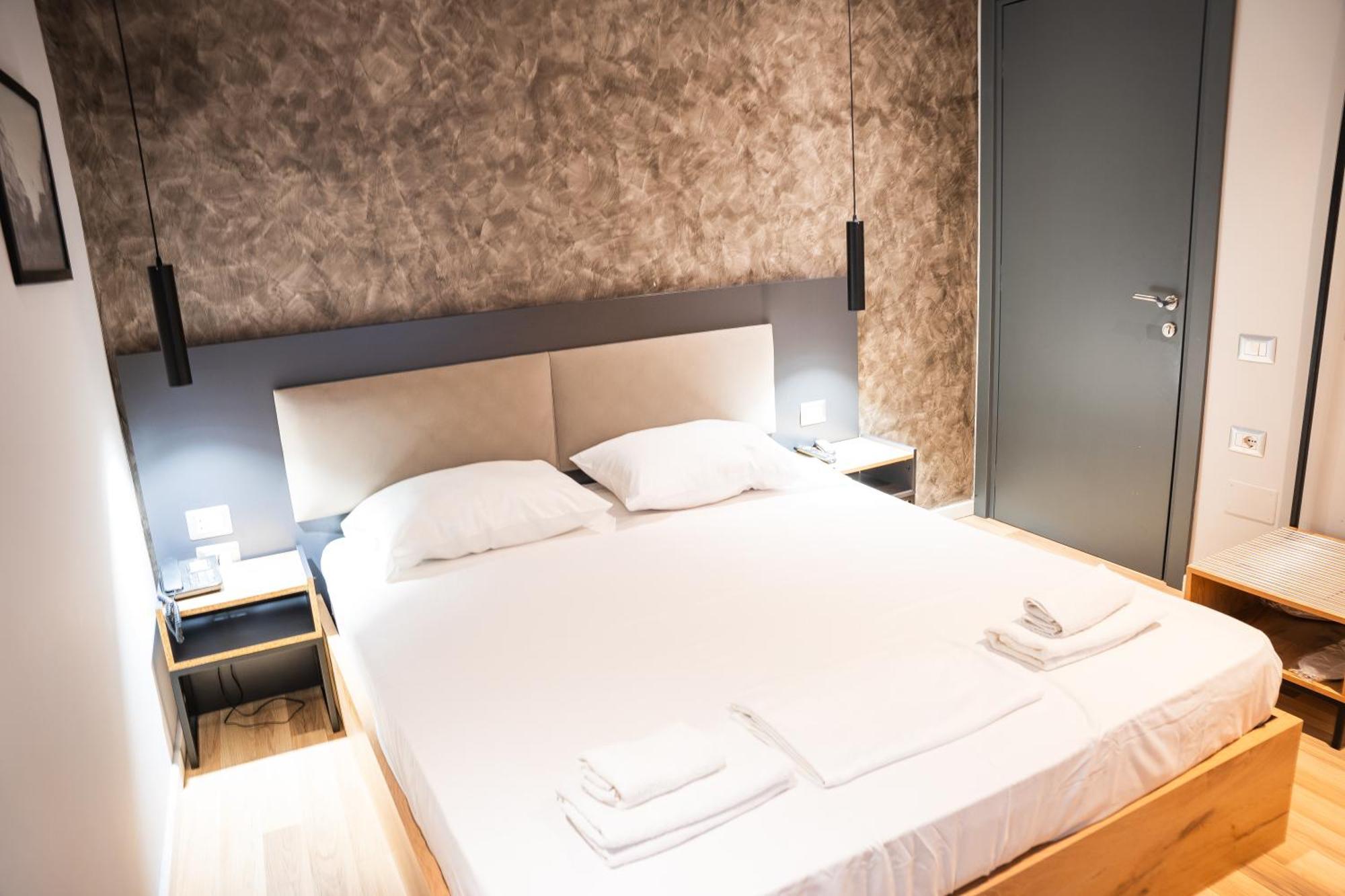 Center Boutique Hotel 티라나 외부 사진