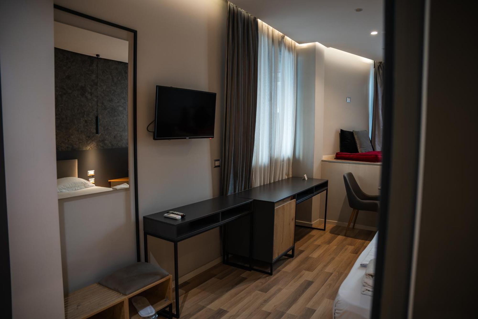 Center Boutique Hotel 티라나 외부 사진