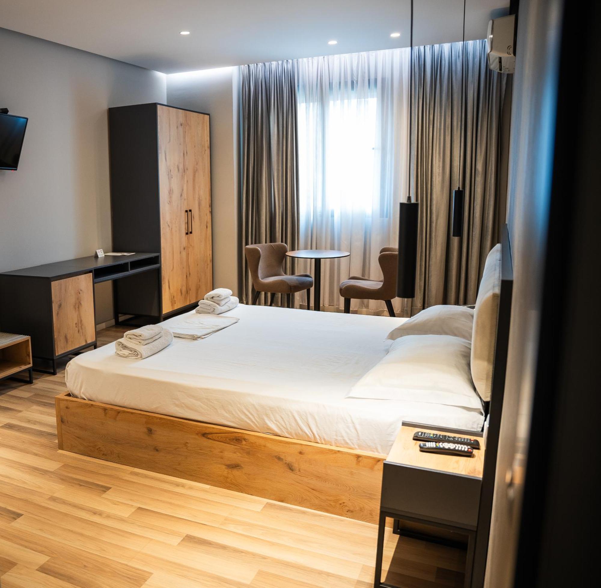 Center Boutique Hotel 티라나 외부 사진