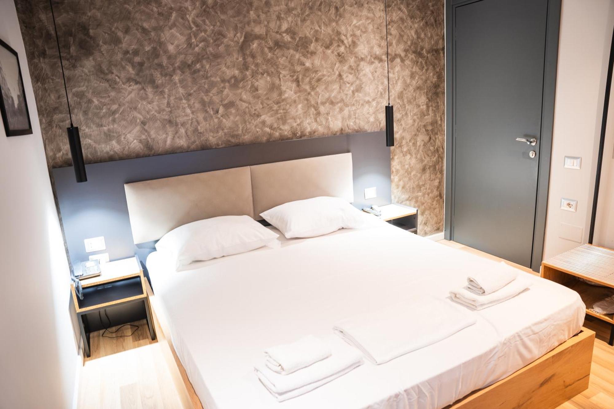 Center Boutique Hotel 티라나 외부 사진